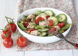 Salade de concombre, tomates et thon
